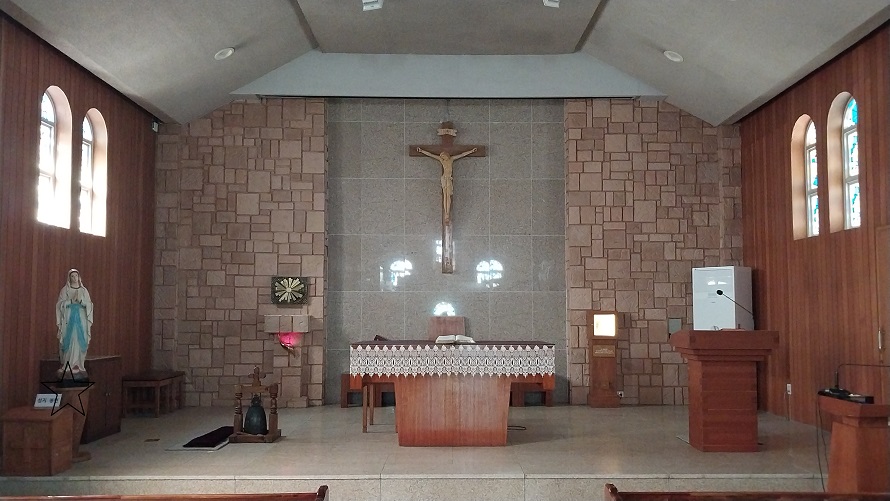 양양성당 성전 안 제대, 제단, 감실, 십자고상, 스테인드글라스 사진