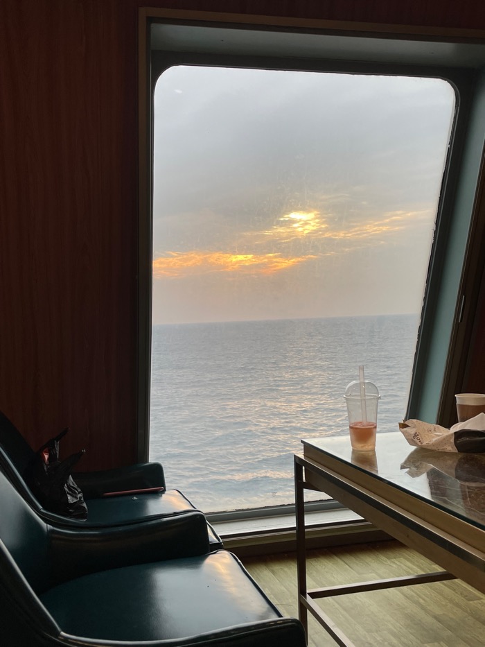 울릉 크루즈 내부 카페