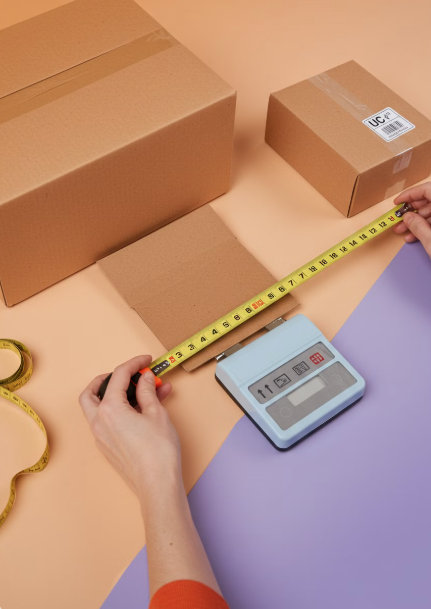 택배 사이지를 재는 모습