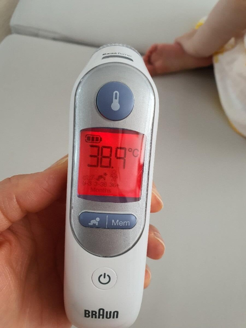 아기 체온계 화면에 고열 수치가 빨간색으로 표시되어 있는 사진