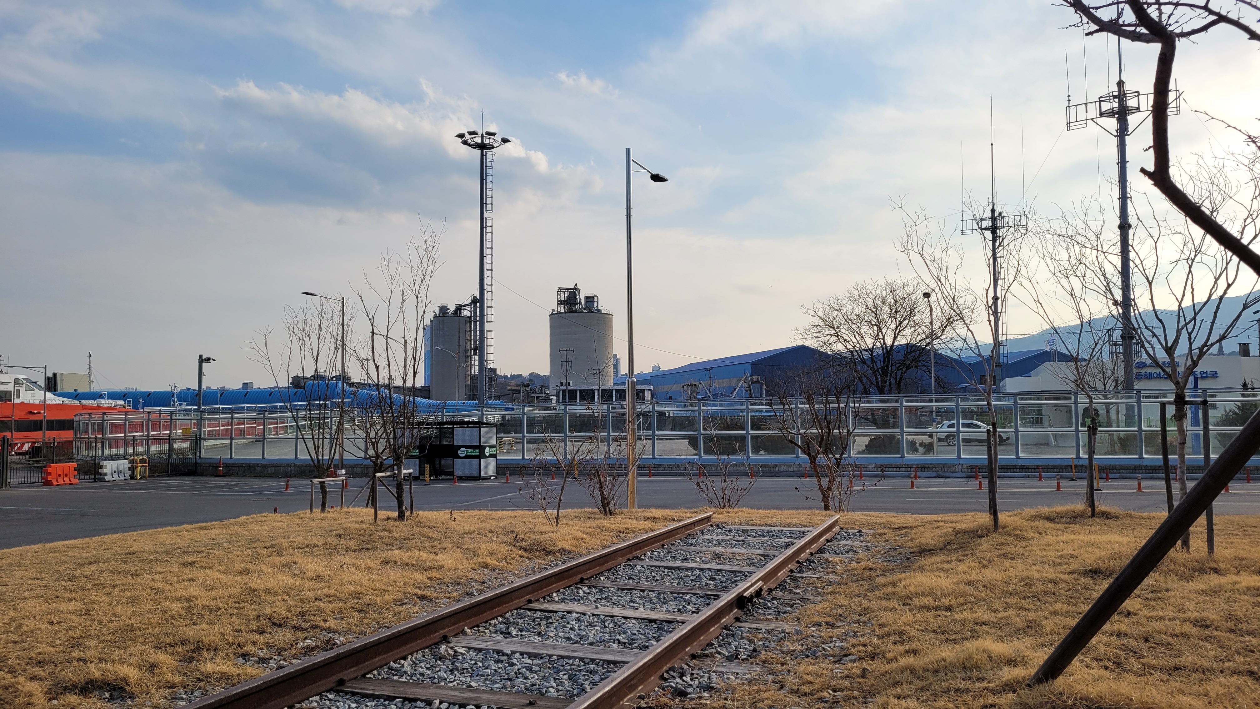 묵호항의 구선로와 항구 전경