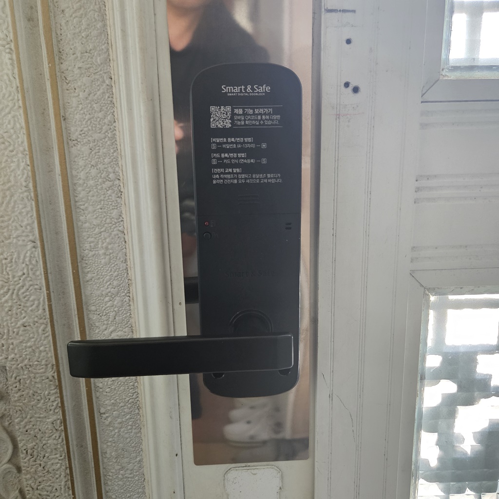 김해 대동 초정리 주택 현관 유럽형 아트도어 패션문 손잡이 일체형 무 타공 주키 전자 번호 도어락 디지털 자동 오토락 설치