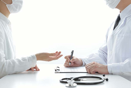 카페인 과다 섭취는 건강 위험으로 이어질 수 있다.