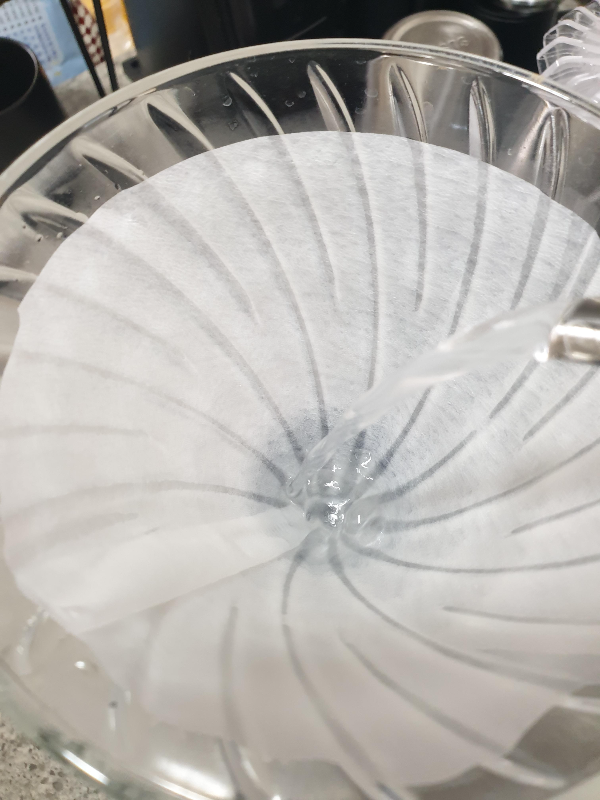 원두 가루가 없는 빈 드리퍼에 물을 붓는 모습. 스위치를 닫고 진행한다.