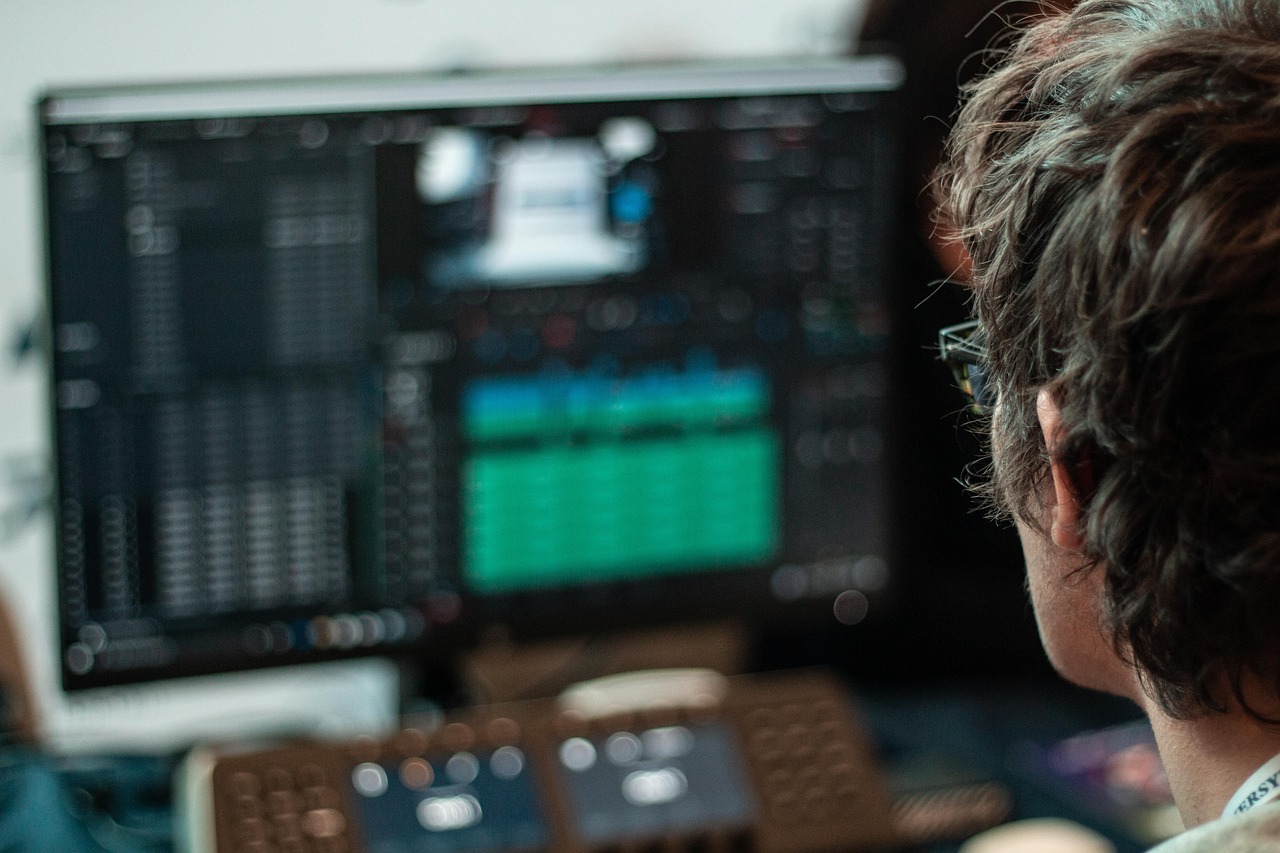 영상편집하고있는 남성사진