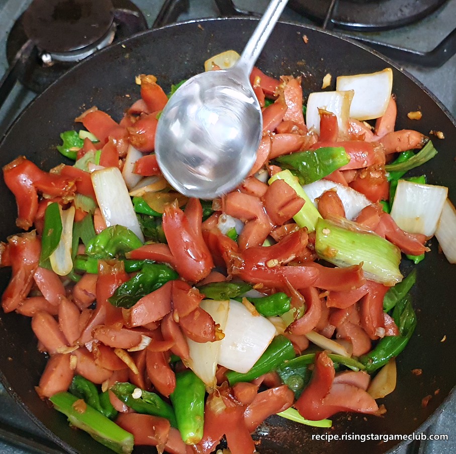 꽈리고추 소세지 볶음에 올리고당을 넣는 사진