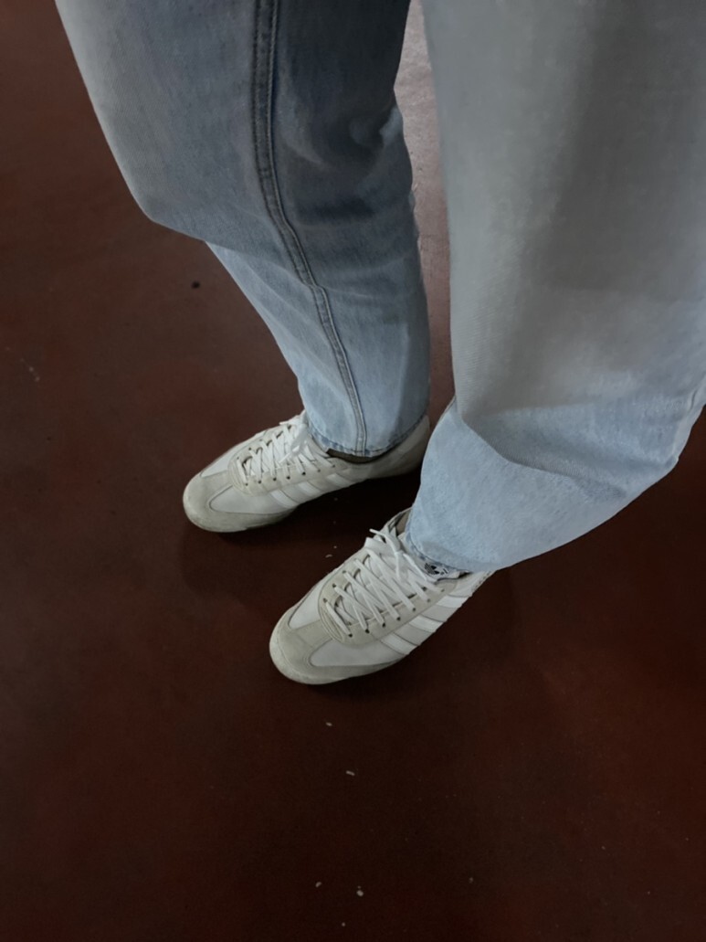 데일리 룩(오뭘입)_알파인더스트리 B-15 항공자켓 카키 바스틱 목폴라 티셔츠 86로드 청바지 연청 아디다스 드래곤 스니커즈 OOTD