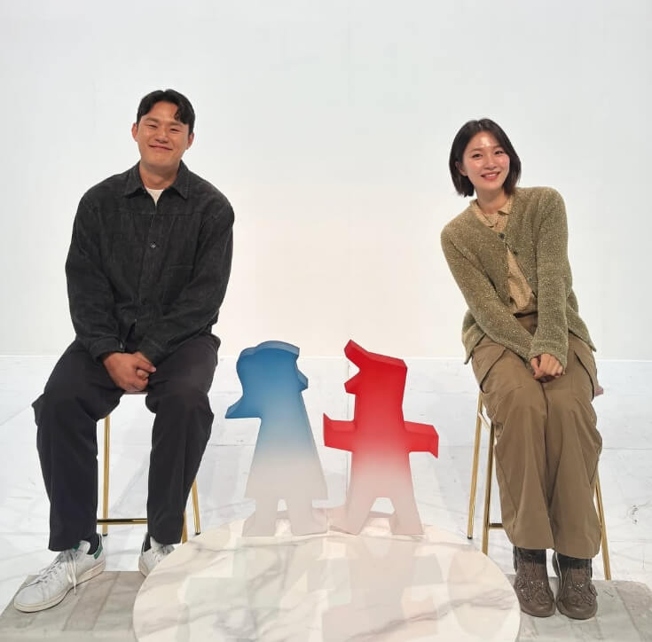 의자에앉아있는-남성과여성의모습