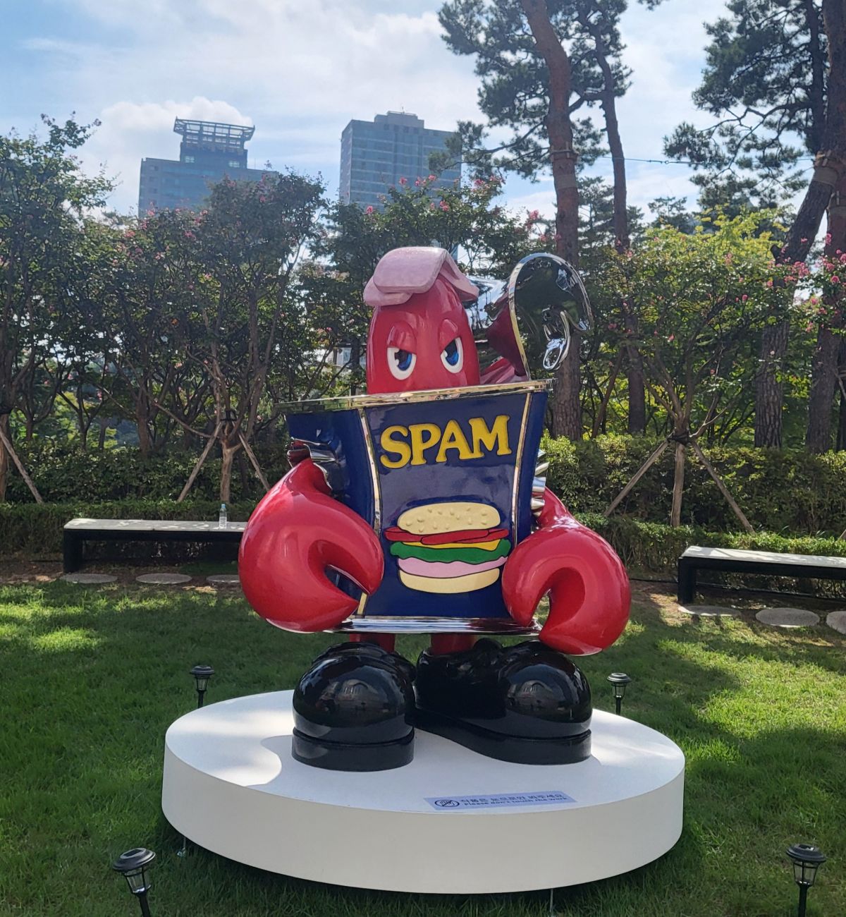 롯데월드몰-야외광장에-있는-랍스터-스팸-캔