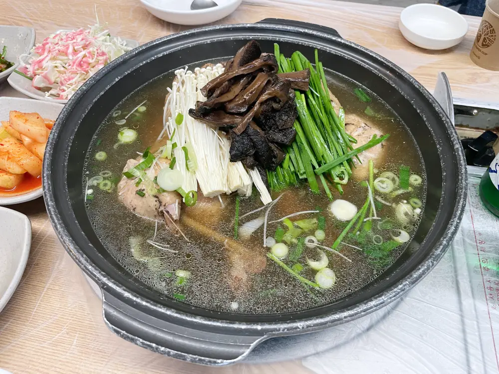 능이버섯과 부추등이 올라간 백숙의 모습
