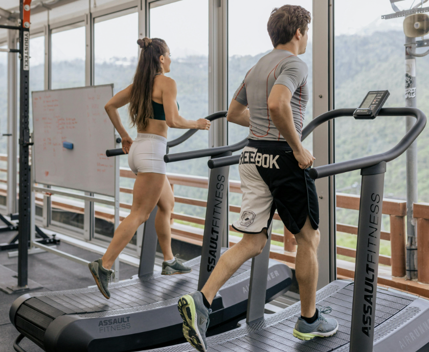 헬스장에서 트레드밀에서 운동하는 사람들과 연관이미지