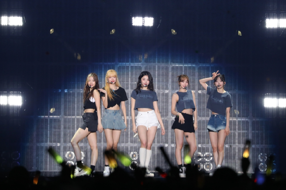 르세라핌이 일본 단독콘서트 '2023 LE SSERAFIM TOUR &lsquo;FLAME RISES&rsquo; IN JAPAN 무대를 펼치고 있다. [사진=쏘스뮤직]