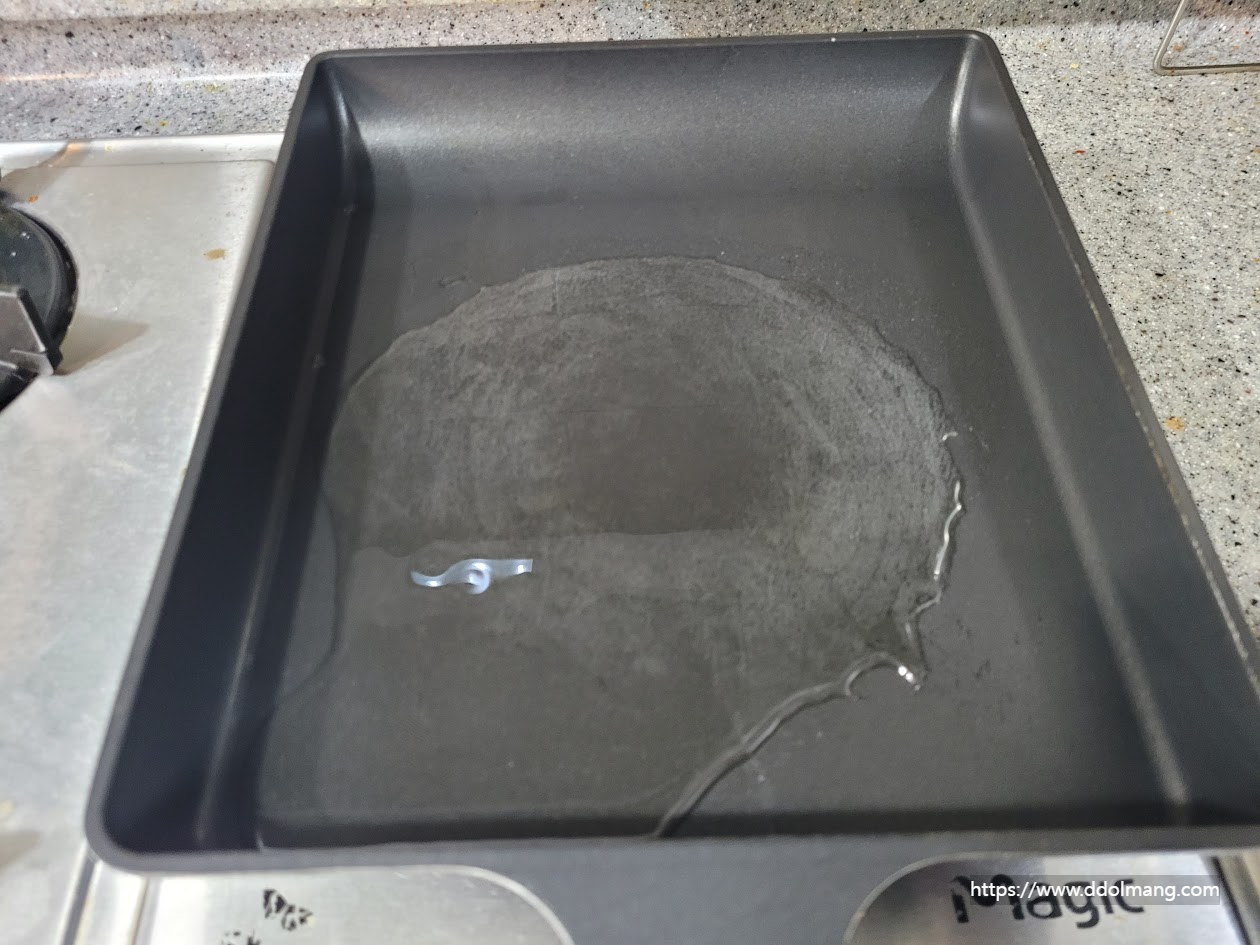 기름이 후라이팬에서 가열되는 모습