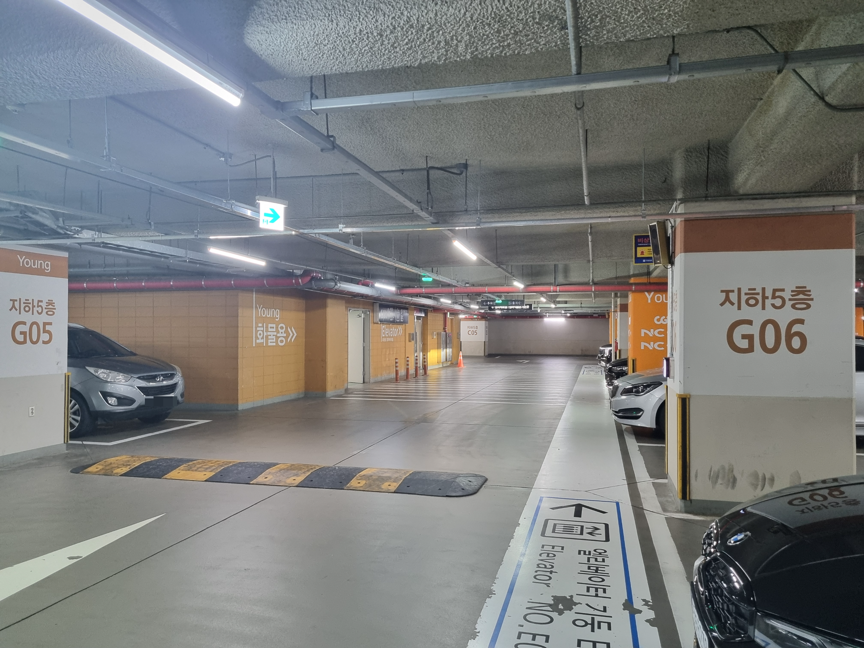 가든파이브 영관 지하 5층에 주차돼 있는 승용차와 영어&amp;#44; 번호가 적혀있는 기둥