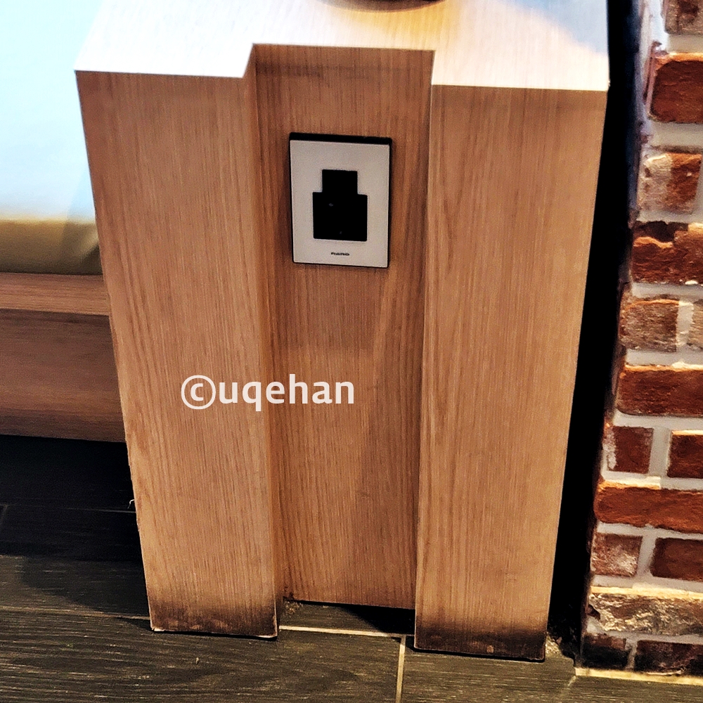 양주 칼국수 밀곳 의자 끝에 콘센트가 마련되어 있다. 콘센트를 꽂거나&amp;#44; 유에스비 단자를 꽂을 수 있는 콘센트다.