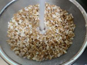 잡곡 찬물에 헹궈서 물기 빼기