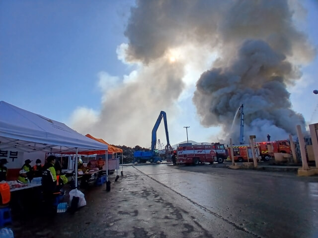 부산 YK스틸 대형 화재&hellip;고철 3000톤 불길, 이틀째 진화