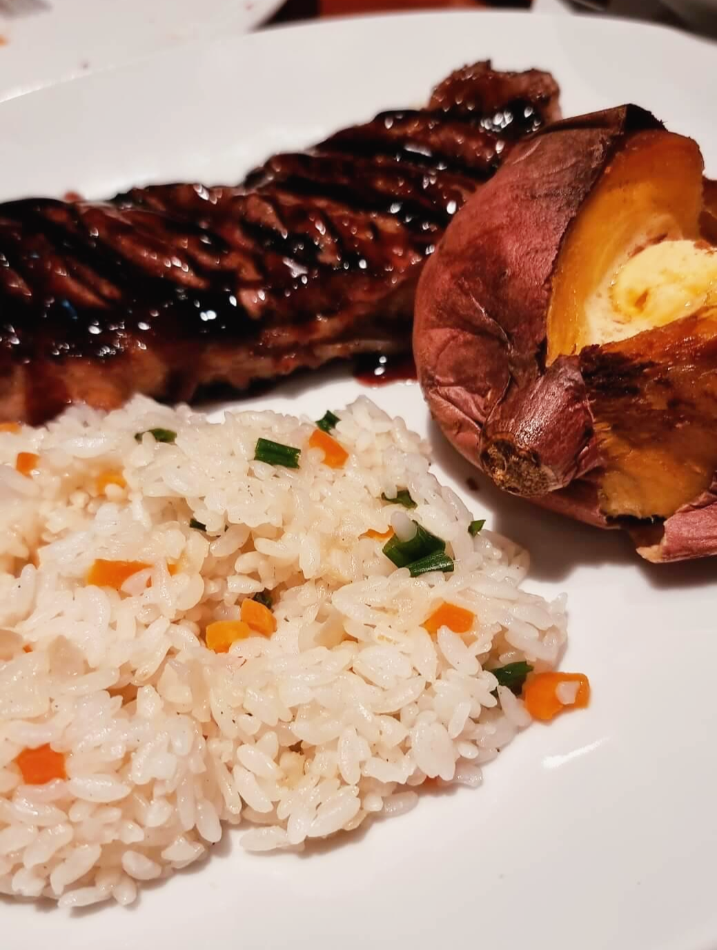 아웃백 주문한 메뉴 복음밥 감자