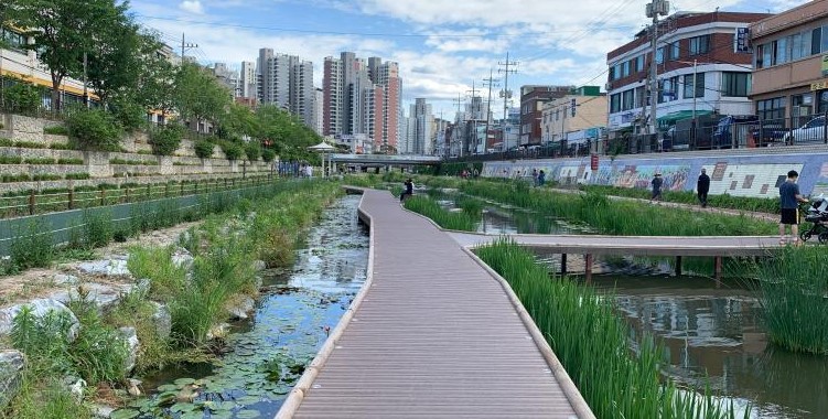 성북천 가운데 나있는 수변데크