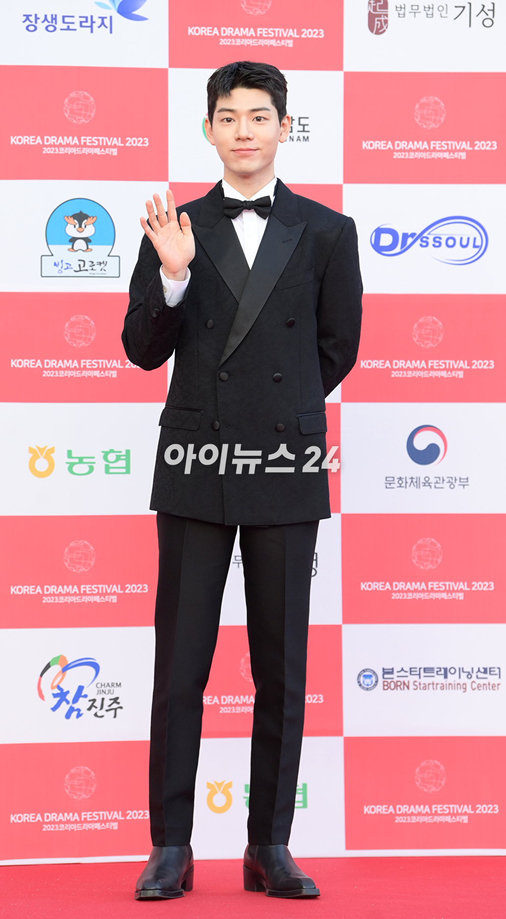 배우 배현성이 14일 오후 경남 진주시 경남문화예술회관에서 열린 '2023 코리아드라마어워즈' 레드카펫 행사에 참석하고 있다. [사진=정소희 기자]