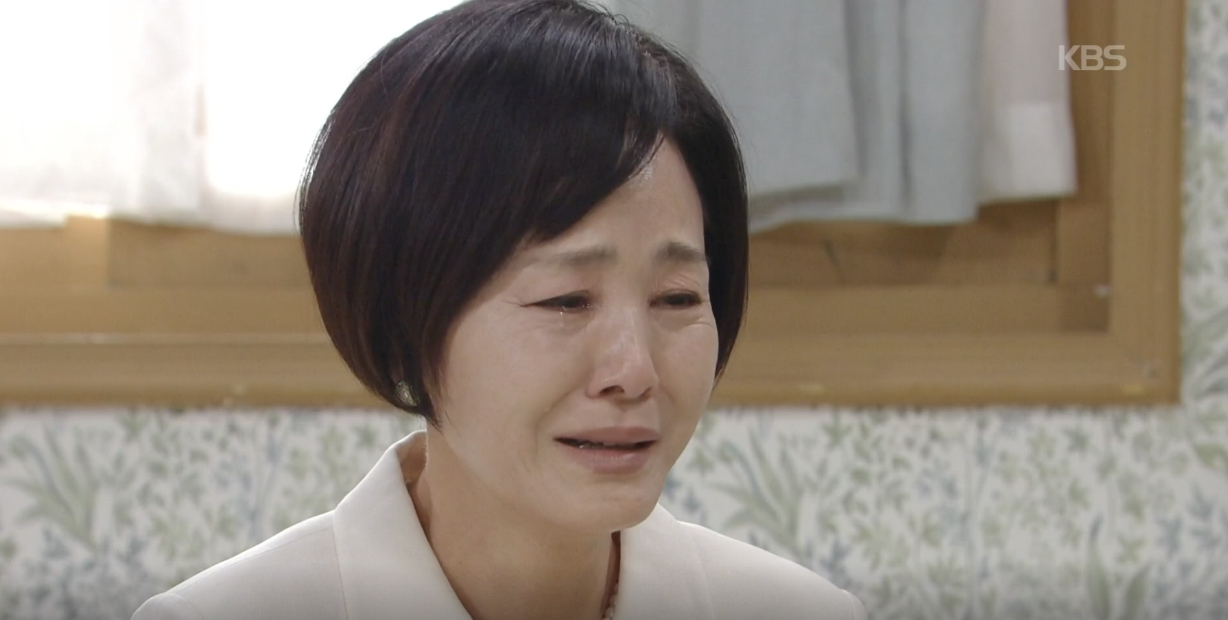 여왕의 집 윤희 무릎