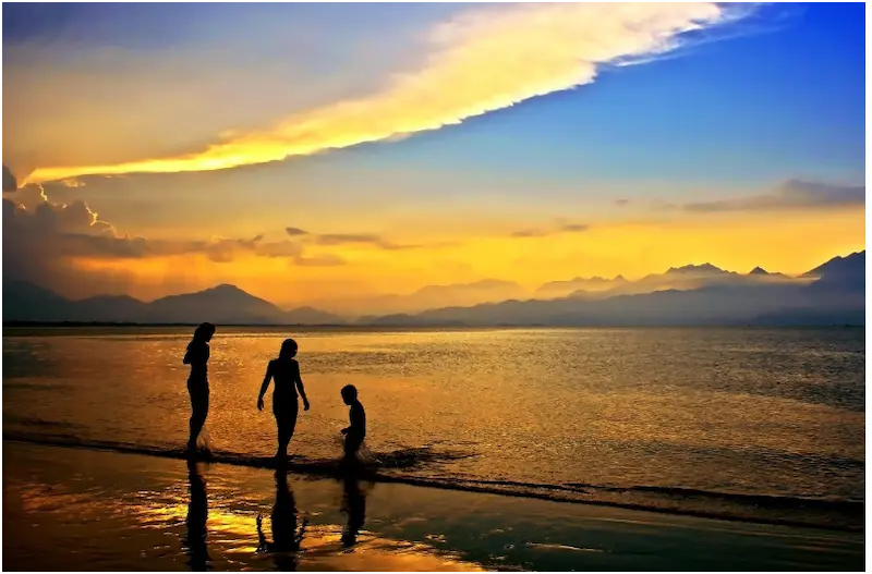 미케 비치에서의 새벽 산-