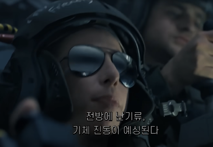 헬멧에-선글라스를-착용한-여성-우주비행사-얼굴