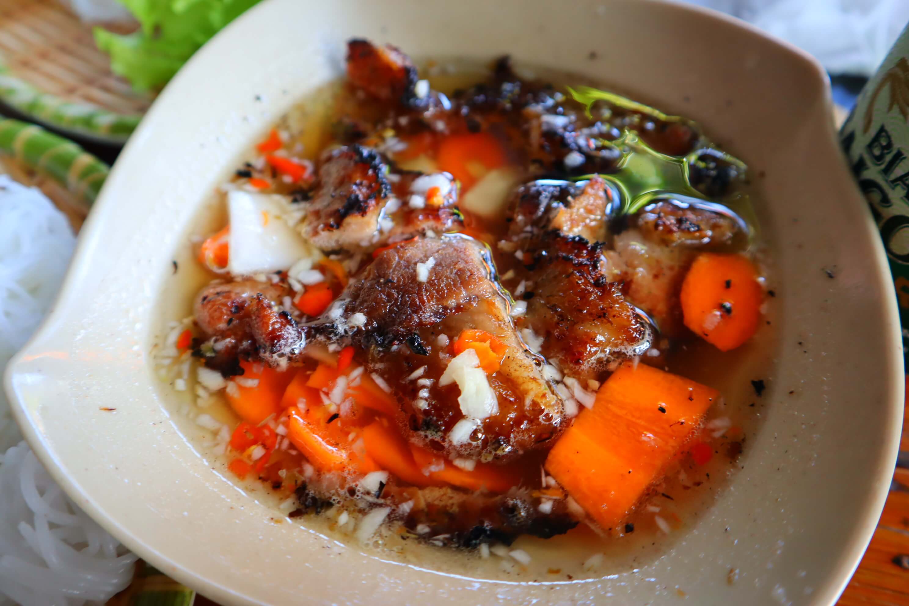 분짜-소스에-당근과-고기가-담겨져-있다