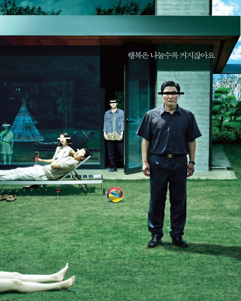 영화 기생충 공식 포스터 속 선글라스를 낀 인물들과 눈이 가려진 기택의 가족이 저택 정원을 배경으로 서 있는 모습