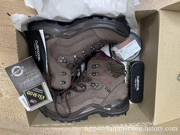 등산화 박스 오픈 사진