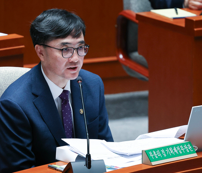 조달청장과 기재부 차관 경력도 관심을 받고 있습니다