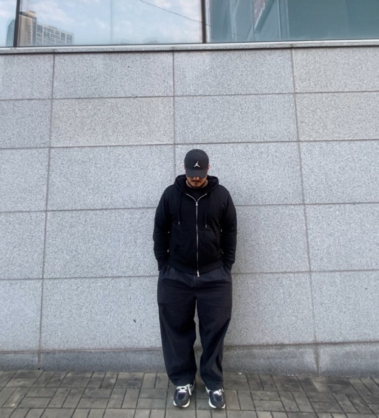 데일리룩('25. 11. 15.)조던 나이키 스포츠 볼캡 모자, 무신사스탠다드 후드티 보아후드티, 어커버 티셔츠, 나이키 트레이닝 벌룬 팬츠, 뉴발란스 스니커즈 480v5 블랙