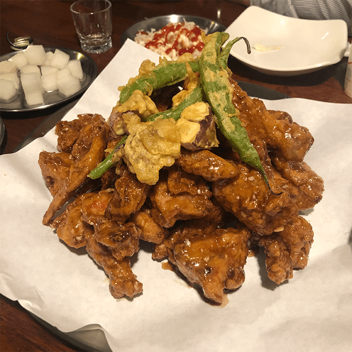 마늘치킨-위에-꽈리고추-마늘이-올라가져-있는-사진