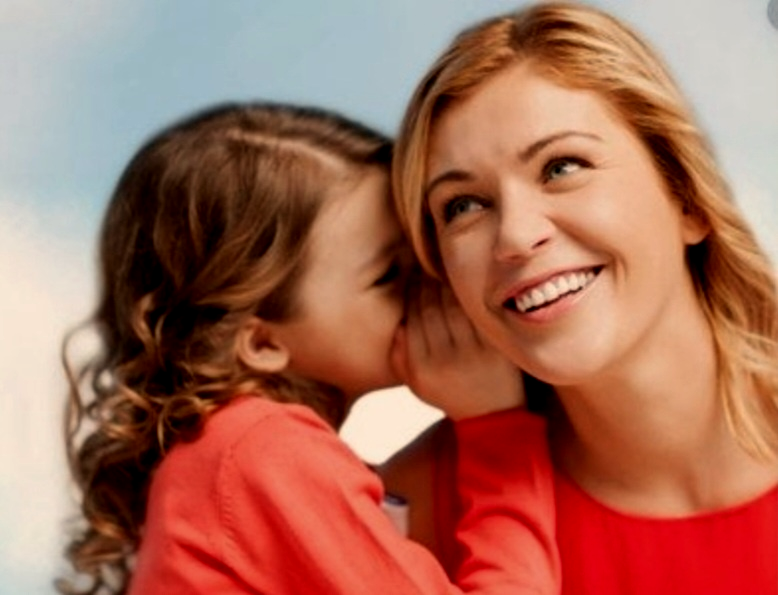 엄마와함께 대화하며 즐거워하는 아이 이미지