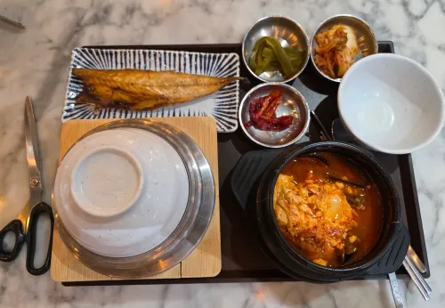 인천공항 식당가에서 비행기 탑승 전 가족 점심 식사