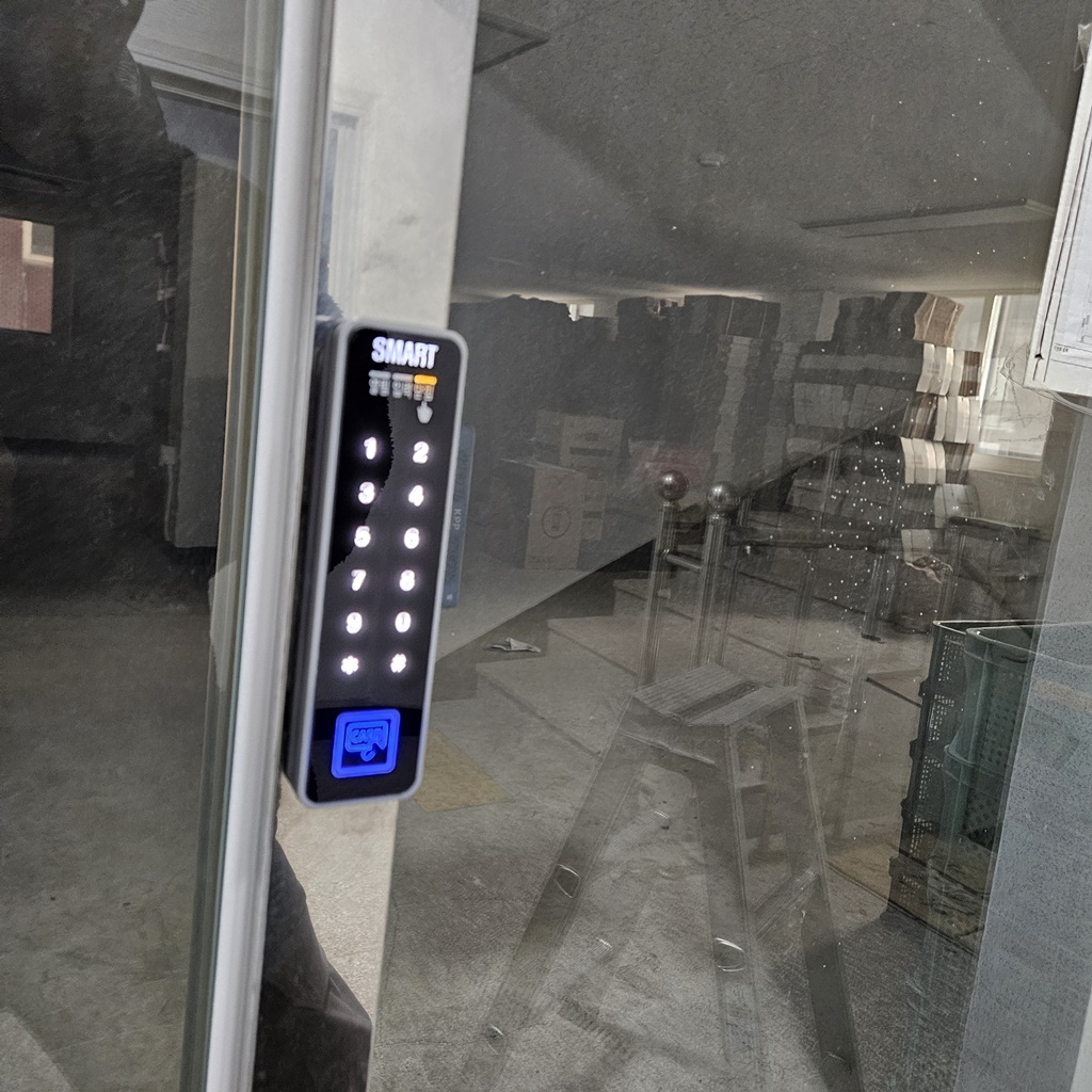 부산 중구 부평동 사무실 창고 슬라이딩 미닫이 자동문 디지털 출입통제 도어락 번호 전자키 설치