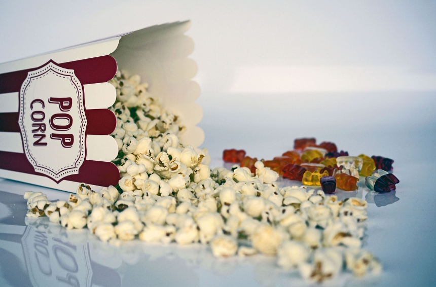 팝콘이 엎어져 있는 사진