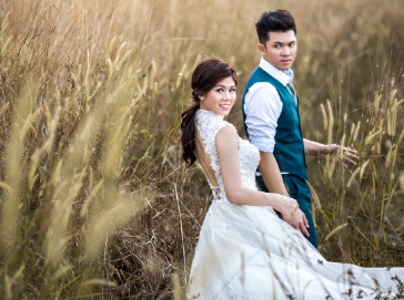 결혼하는 부부의 사진입니다.