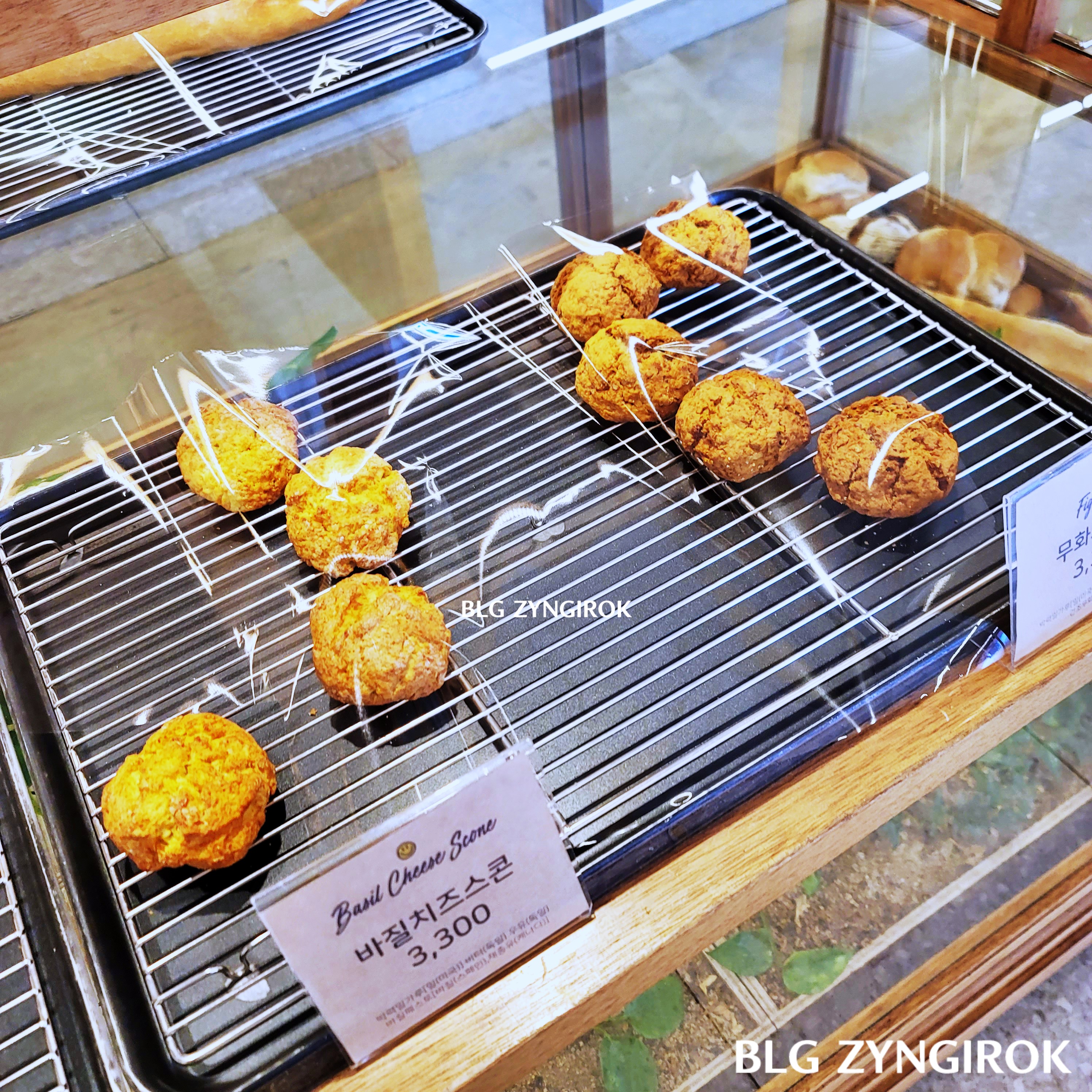 바질치즈스콘과 무화과 스콘이다.