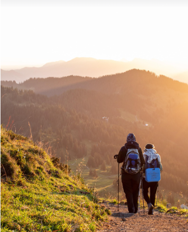 한국인의 심리 압박 극복법 (정서관리, 회복탄력성, 루틴), 두사람이 등산하고 있는 사진
