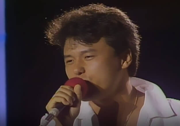 구창모가-칼라가-큰-셔츠를-입고-오른손에-마이크를-쥐고-노래를-부르고-있는-사진