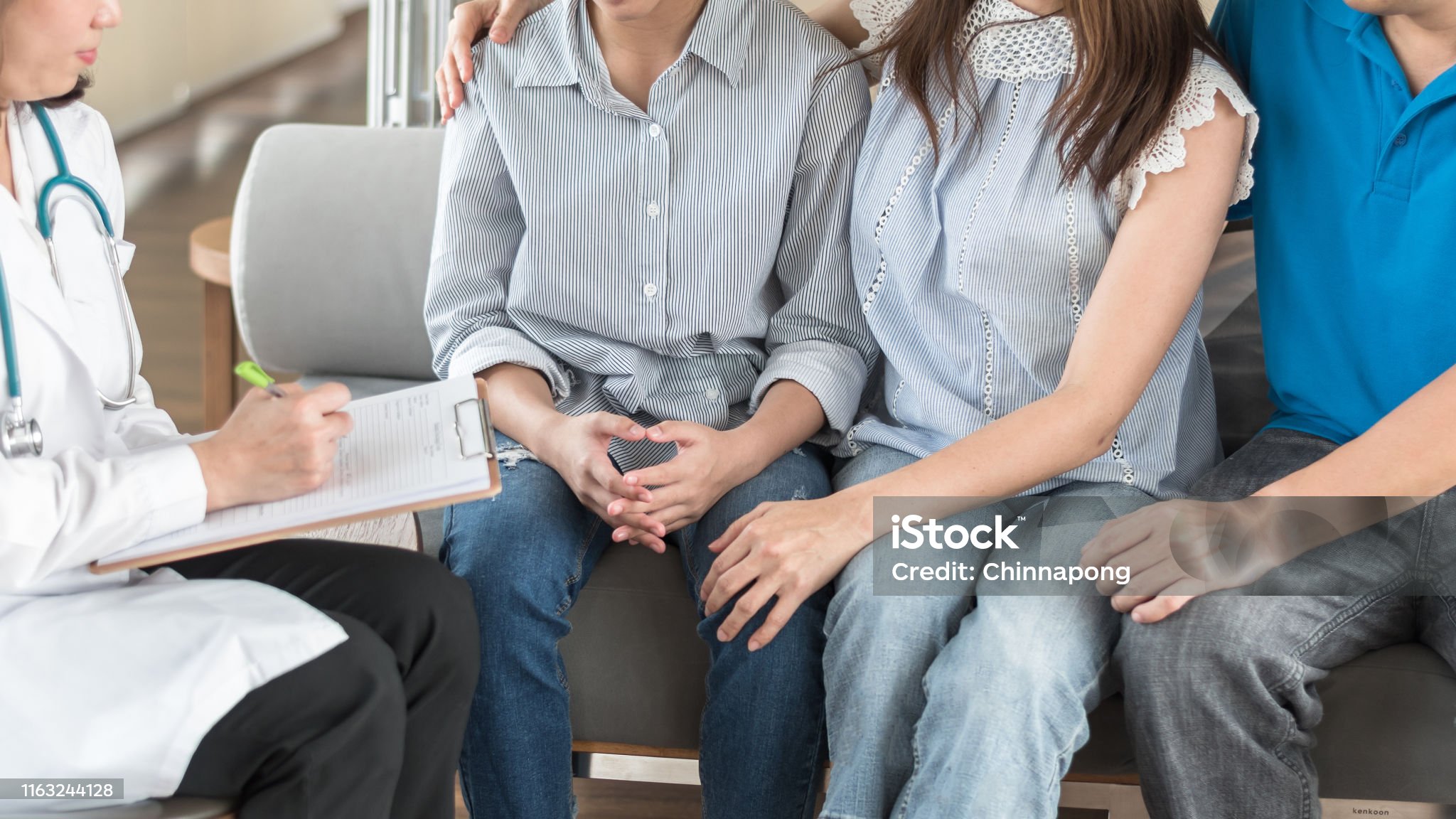 의료진과 환자 그리고 가족이 상담하고 있는 사진