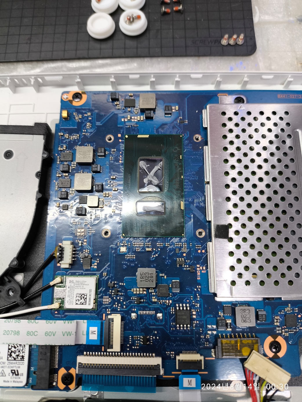 MX-4 서멀 컴파운드 재도포 작업 중