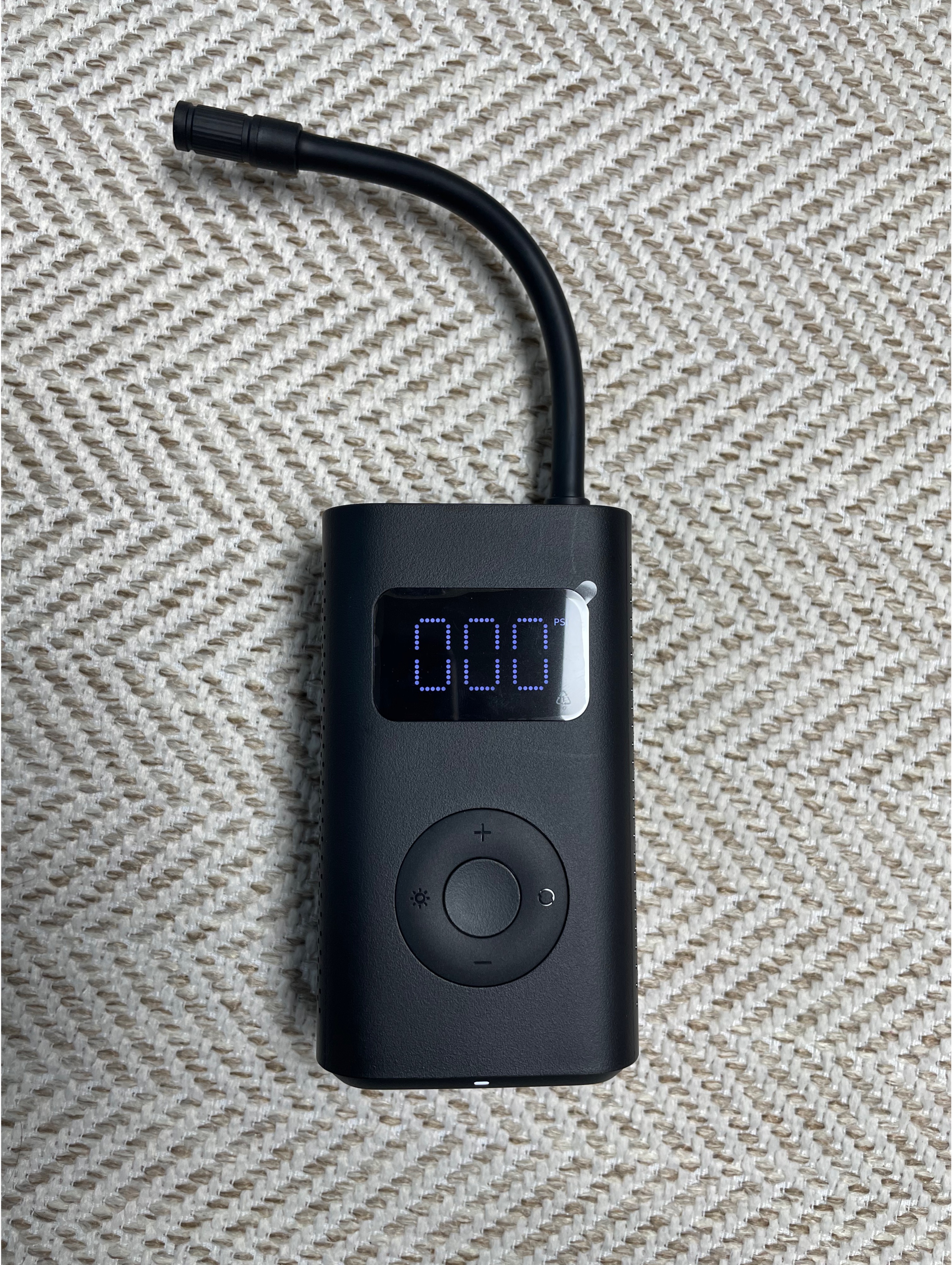 샤오미 에어펌프1S 주입구를 본체에서 빼면 자동으로 작동