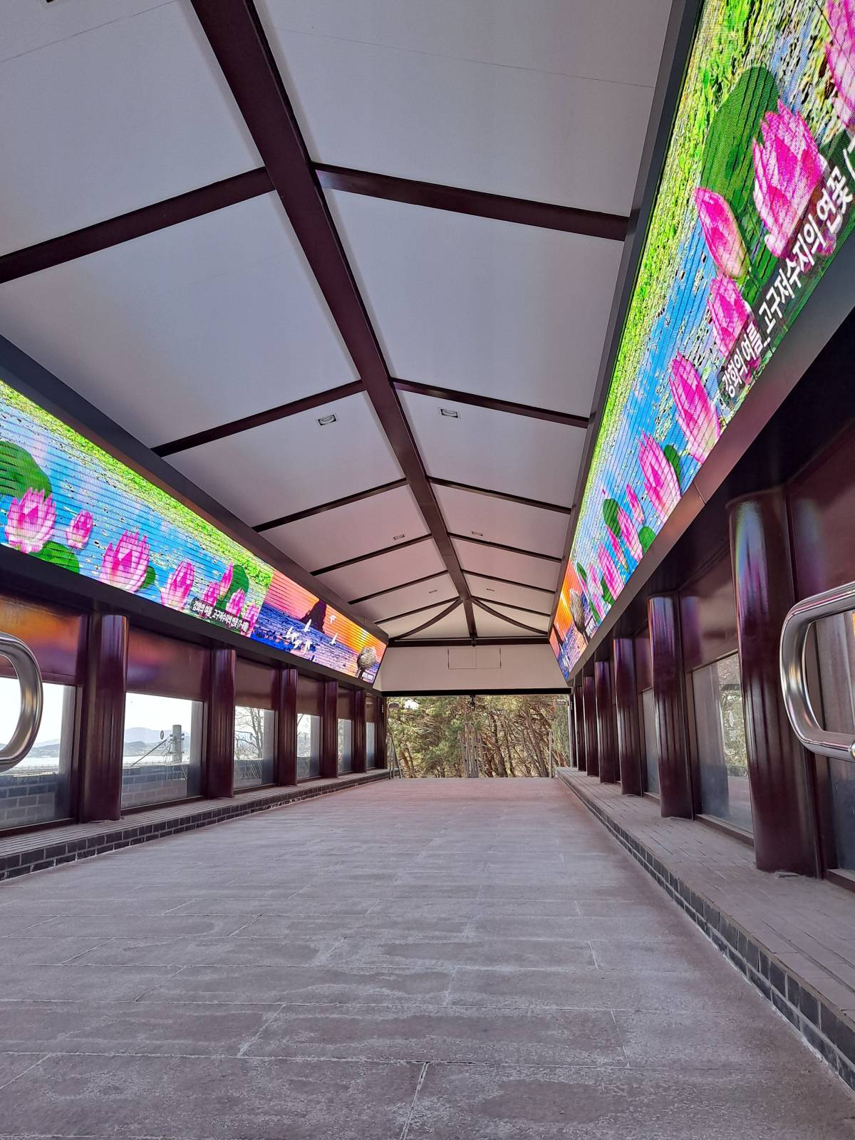 아무도 없는 강화관문 조형물 안