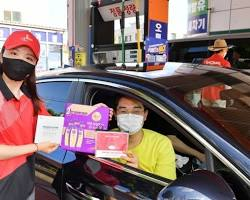 SK 에너지 주유소에서 주유 중인 자동차