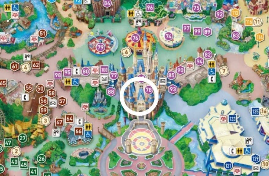 디즈니랜드 지도위에 동그라미가 그려져 있다.