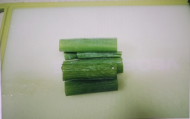 도마위에 놓인 대파 잎부분