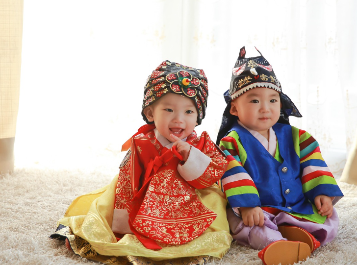 한복, 단순한 옷이 아니다: 색과 문양에 담긴 역사