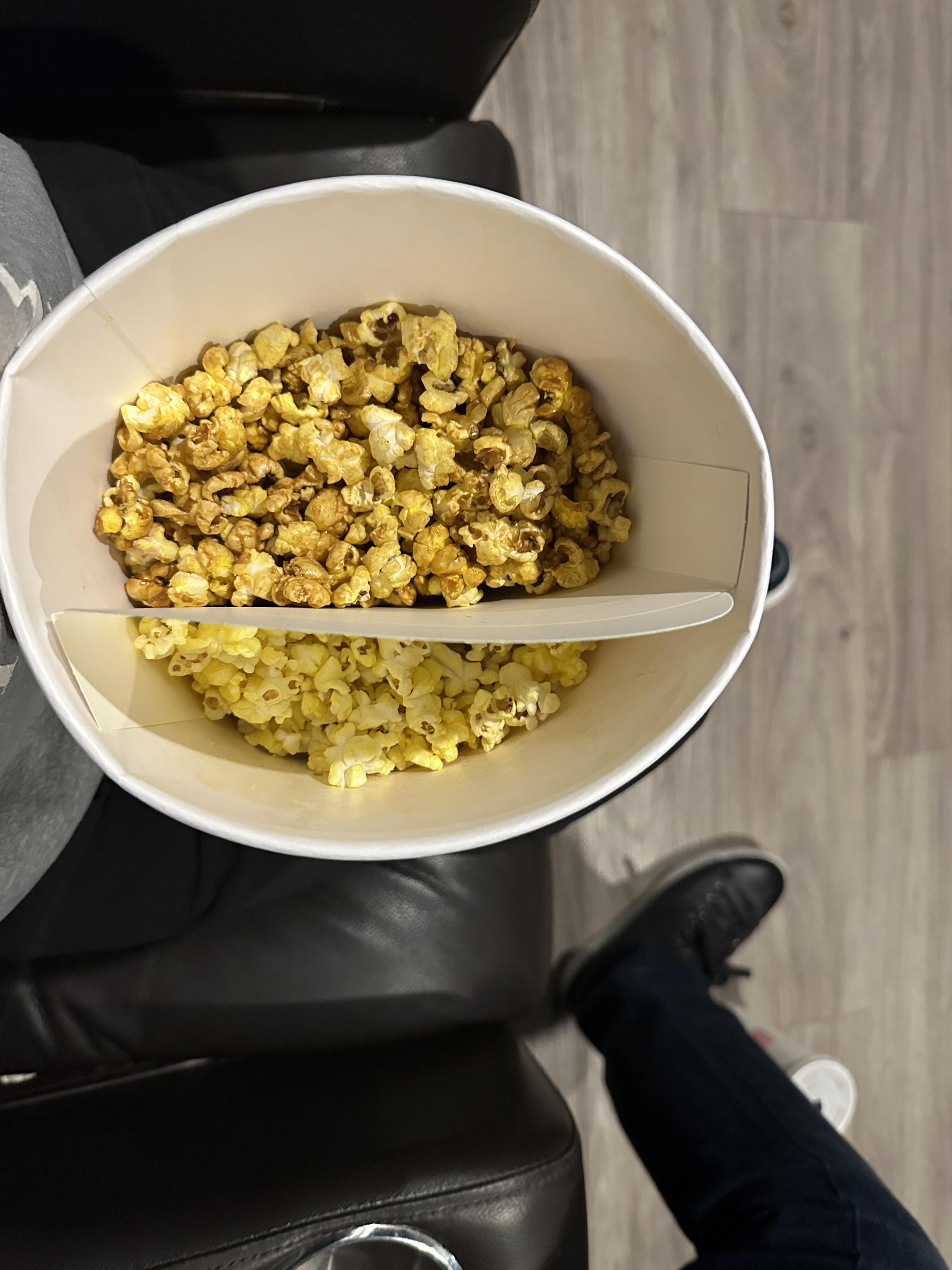 오랜만에 극장갔다가 전좌석 리클라이너에 놀라버린 집사들